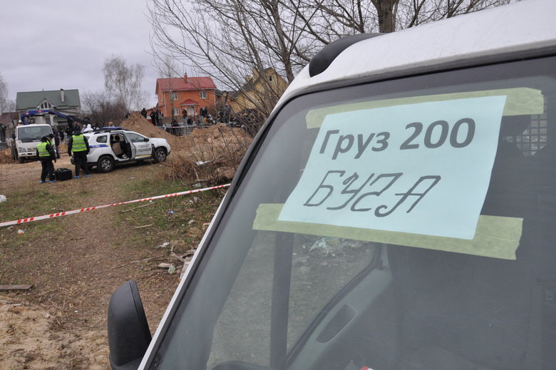 В Бучі ексгумують з братської могили тіла вбитих росіянами мирних жителів: Майже всі з вогнепальними пораненнями, деякі із завязаними руками та ногами 01