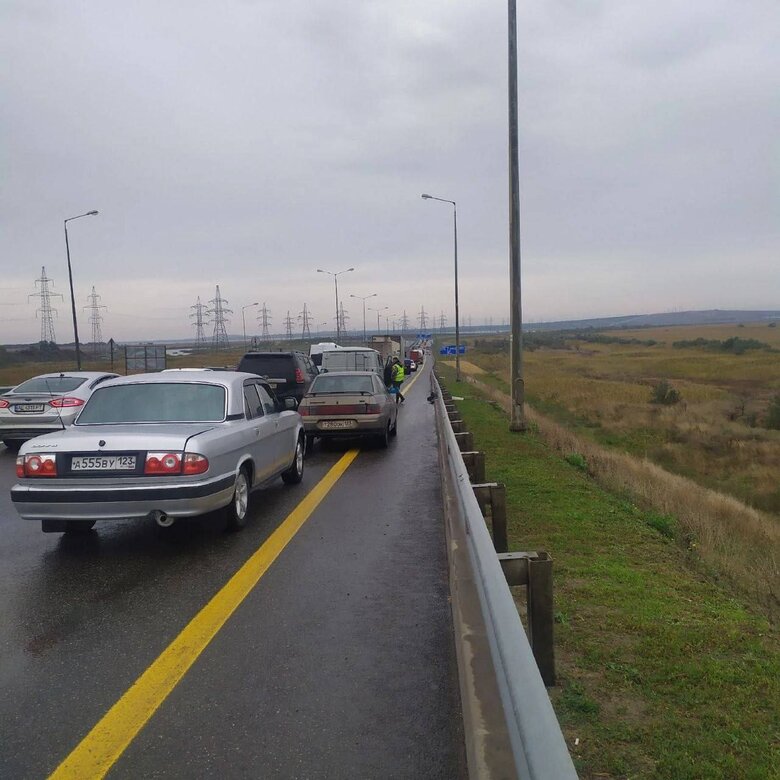 Queues of cars on Kerch bridge stretch for kilometers, ferry was not allowed, - mass media 02