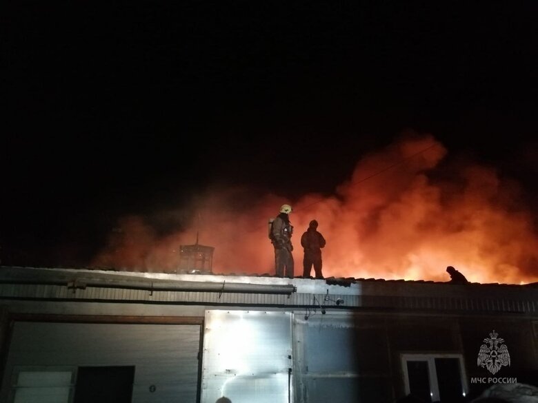 У російському Омську спалахнула пожежа на складі з пластиком 03