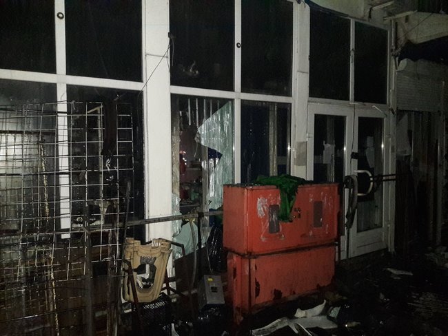 Уночі горів торговий центр Барабашово в Харкові 01