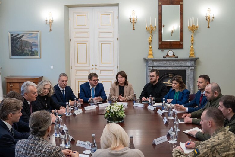 Умєров та Науседа