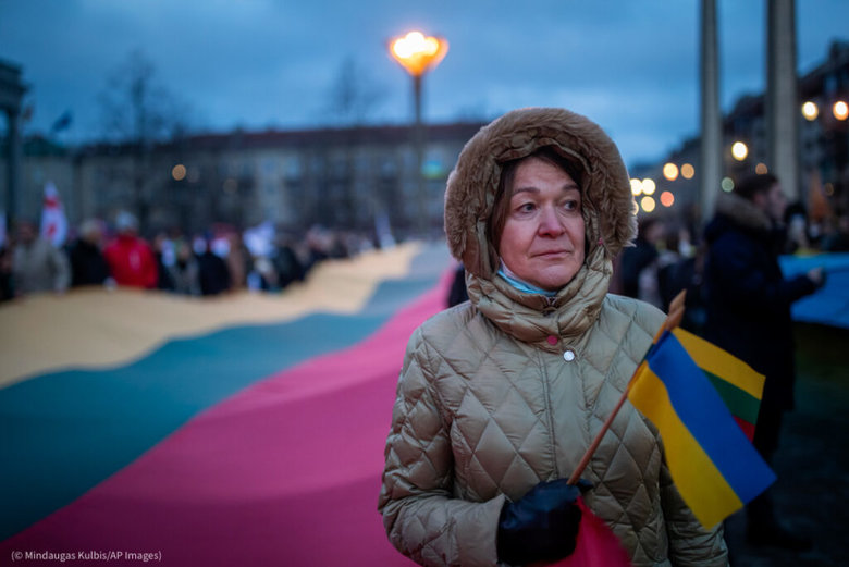 Посольство США показало, як демонстранти зі всього світу підтримують Україну 04