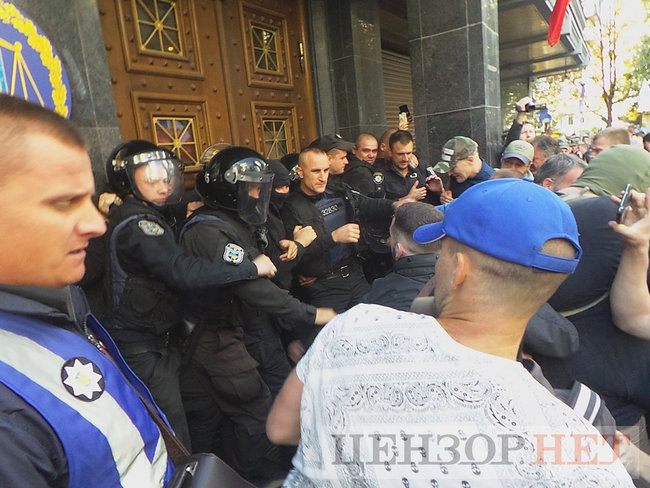 Під час мітингу під ГПУ проти екстрадиції в РФ Тумгоєва сталися сутички: мітингувальники бють вікна, їх у відповідь поливають водою зі шлангів 09