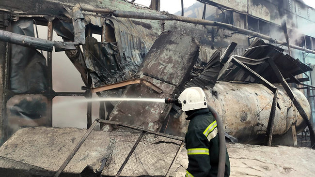 Спасатели тушат масштабный пожар на складах в Полтаве 06