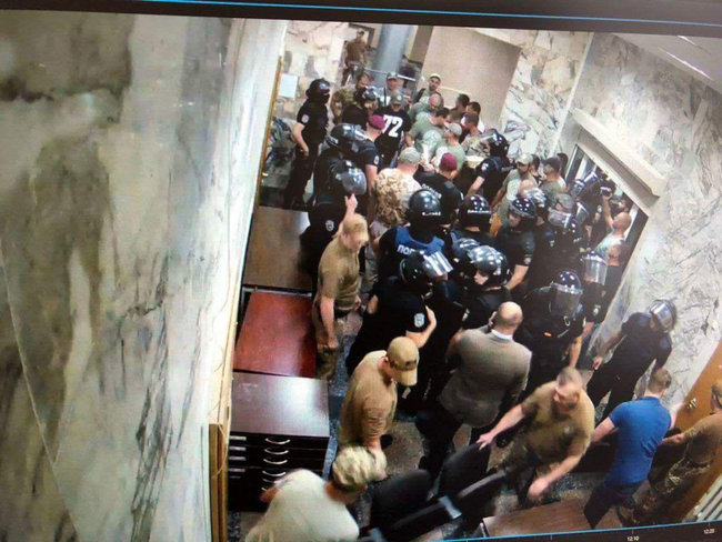 В холл здания НАБУ ворвались неизвестные 04