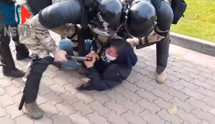 "Фашиcти #бані!" - ОМОН у Хабаровську жорстко розігнав протестувальників. ВIДЕО