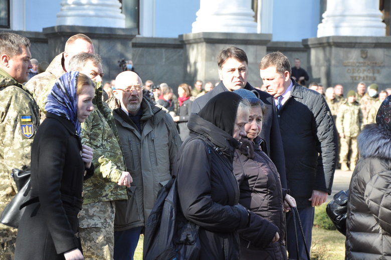 В Києві попрощалися із загиблим внаслідок російського обстрілу розвідником 30-ї ОМБр Антоном Сидоровим 06