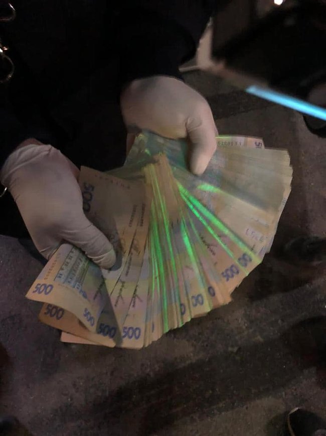 Двое сотрудников полиции Киевщины вымогали долг у охранной фирмы: их взяли с поличным 01