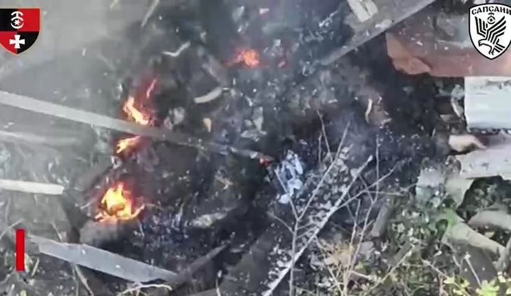 "Вічний сон окупанта": бійці "Сапсана" спалили загарбника, який спав серед руїн. ВIДЕО
