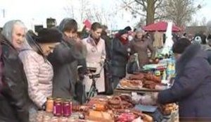 "Я пенсионер. Язык ваш знаю. Приехал вот за майонезом, сыром и зефиром в шоколаде. У нас все в два раза дороже", - белорусы опустошают волынские рынки. ВИДЕО