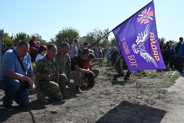 Із загиблим воїном штурмової роти 59-ї бригади Володимиром Іщенком попрощалися у Києві 05