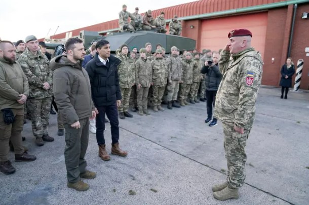 Zelenskyi and Sunak visit Ukrainian military training to drive Challenger 2 tanks 04
