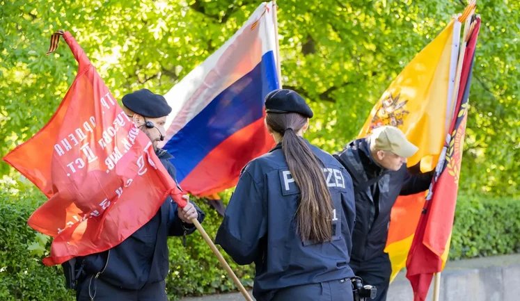 Флаги РФ, Беларуси и СССР планируют запретить в Берлине 8 и 9 мая