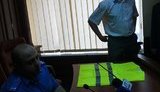 Донецкая милиция переодела журналистов в жилеты асфальтоукладчиков. ФОТОрепортаж