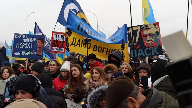 Прихильники Порошенка зібралися біля аеропорту Київ 25
