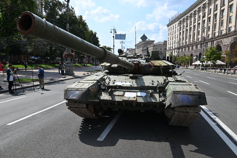 Выставка уничтоженной военной техники РФ на столичном Крещатике 03