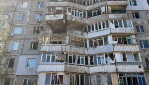 Масовані обстріли Херсона: понад 100 будинків пошкоджено, поранені цивільні та поліцейські