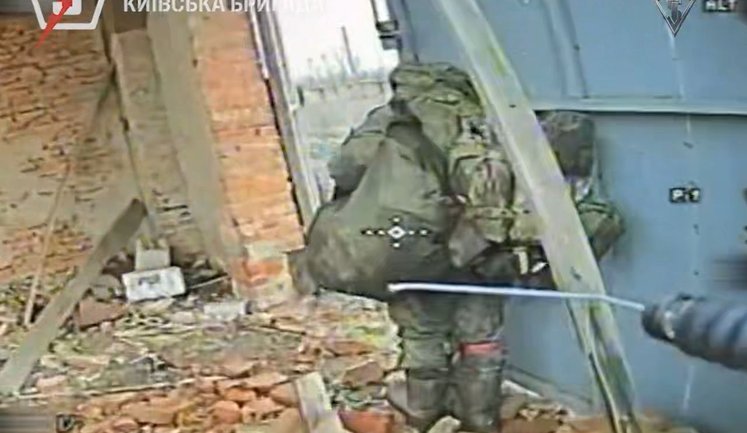 Дрони 5-ї ОШБр знайшли окупанта, який ховався серед розваленої будівлі. ВIДЕО