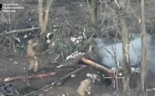 Піхотинці 33-ї ОМБр закинули гранати і термобаричні боєприпаси в бліндаж окупантів на Харківщині. ВIДЕО