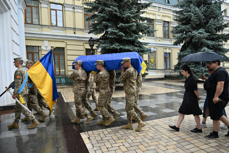 Із бойовим медиком Євгеном Бешлягою, який загинув під Бахмутом під час здійснення евакуаційної місії, попрощалися у Києві 01