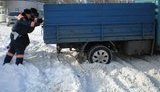 В Запорожье - гололед, ГАИ помогает выталкивать машины из сугробов. Уникальное ФОТО