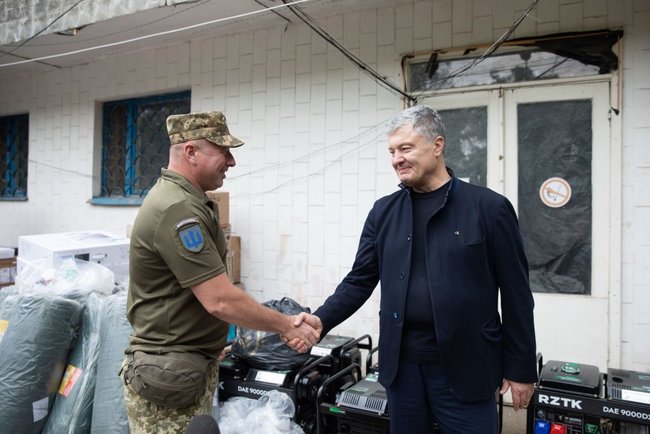 Порошенко привіз для воїнів 10-ї ОГШБ обладнання майже на мільйон грн, - ЄС 01