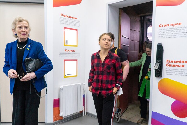 Укрзализныця подарила экоактивистке Тунберг кепку из переработанного постельного белья 02