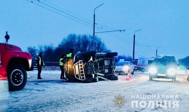 Двоє людей загинули, шестеро - госпіталізовані внаслідок ДТП в Івано-Франківській області, - поліція 01