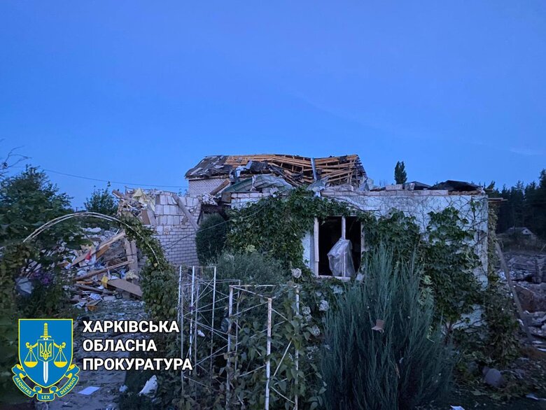 Наслідки обстрілу села Подоли на Харківщині: Загинула жінка, чоловік дістав поранення, зруйновано будинок 01