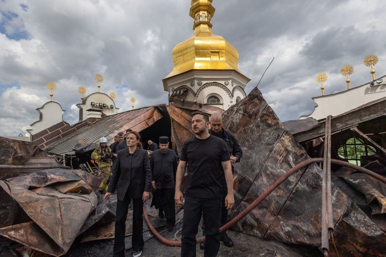 Масований удар по Києву: заява Зеленського після відвідин Лаври