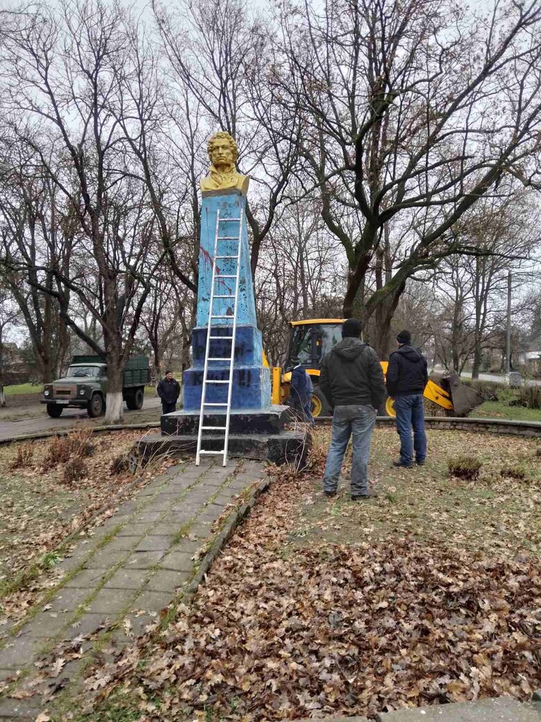 В Одесской области демонтировали памятник Пушкину 02