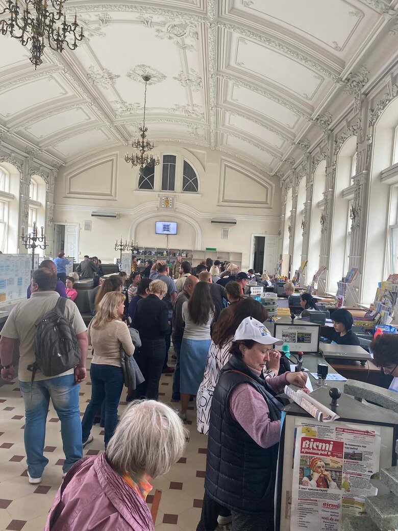 Натовп охочих купити нову марку з кораблем увірвався до Укрпошти в Дніпрі 06