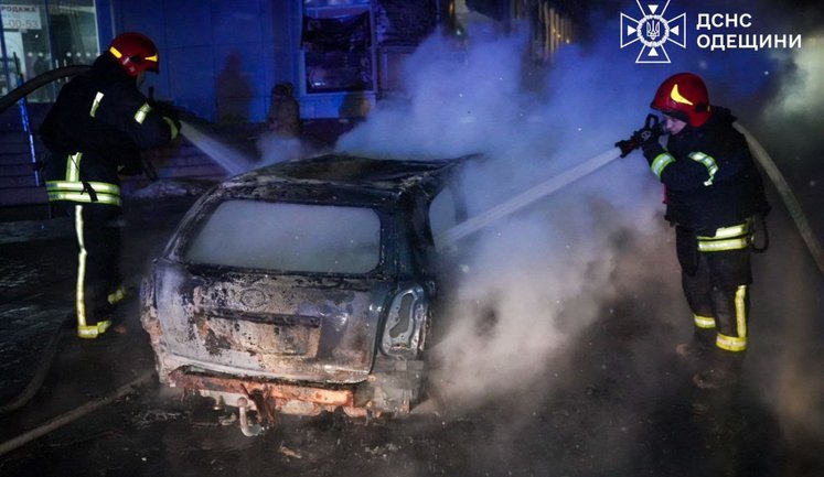 Наслідки ворожого обстрілу Одеси: загинув чоловік, є поранені, пошкоджена 24-поверхівка. ФОТОрепортаж