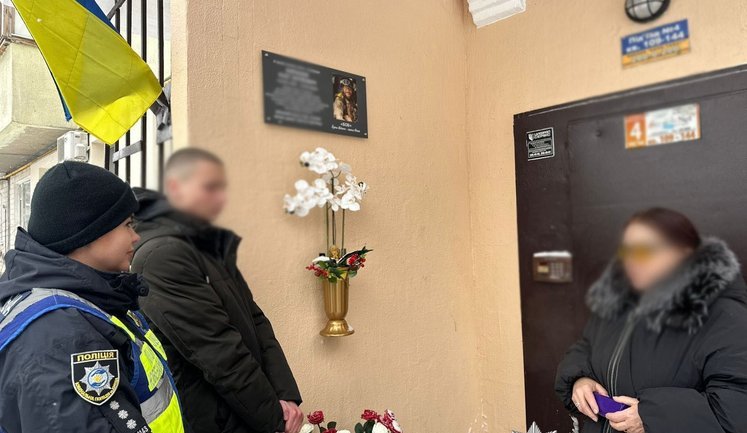 Розкидав квіти та забруднив фасад: у Києві нетверезий підліток пошкодив меморіал загиблому військовому. ФОТОрепортаж