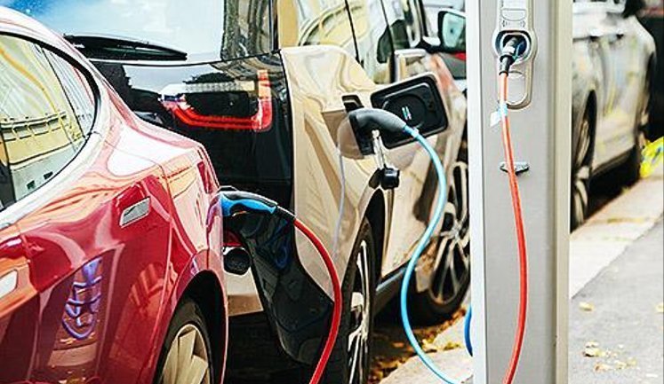 Попри проблеми з енергетикою українці продовжують купувати електромобілі: де найбільше реєстрацій?