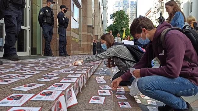 Як же за#бали: активисты протестовали под Радой против внесения поправок в закон о языке 06