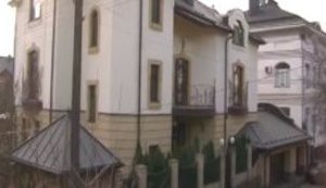 "Она не строила этот дом. Купила готовенький. Цены здесь стартуют от 50 млн гривен", - семье экс-чиновницы Лукаш принадлежит пять объектов элитной недвижимости в Киеве. ВИДЕО