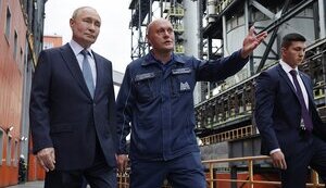 Путін під час візиту на ММК у липні 2025 року