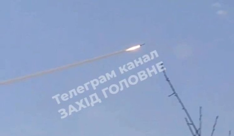 MiG-29 destroyed "Shahed" with missile amidst cheers of children who watched attack from ground: "Come on, come on! Yes! Well done!". VIDEO