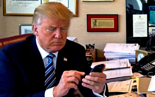 Соцмережа Facebook заблокувала акаунти Трампа до січня 2023 року