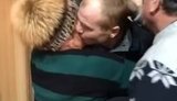 "Я с тобой. Все нормально", - короткая встреча мамы с пленным украинским моряком в московском суде. ВИДЕО