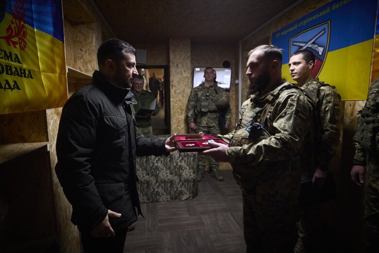 Володимир Зеленський нагородив воїнів 65-ї ОМБр за подвиги в обороні Запоріжжя