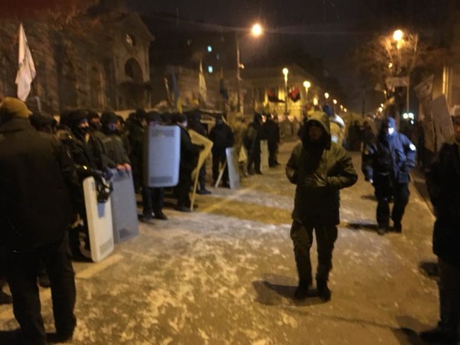 Полиция пыталась найти Саакашвили в лагере под ВР: произошли столкновения 05