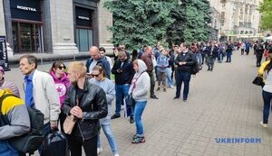 Более 1200 украинцев стоят в очереди за маркой "Русскій воєнний корабль… ВСЬО!". ВИДЕО+ФОТОрепортаж