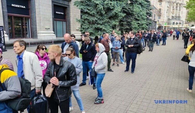 Более 1200 украинцев стоят в очереди за маркой "Русскій воєнний корабль… ВСЬО!". ВИДЕО+ФОТОрепортаж