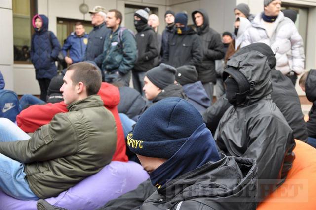 Вимагаємо реальної застави і #РомаЗдайПєтю, - активісти пікетують суд, який розглядає апеляцію на запобіжний захід Насірову 10