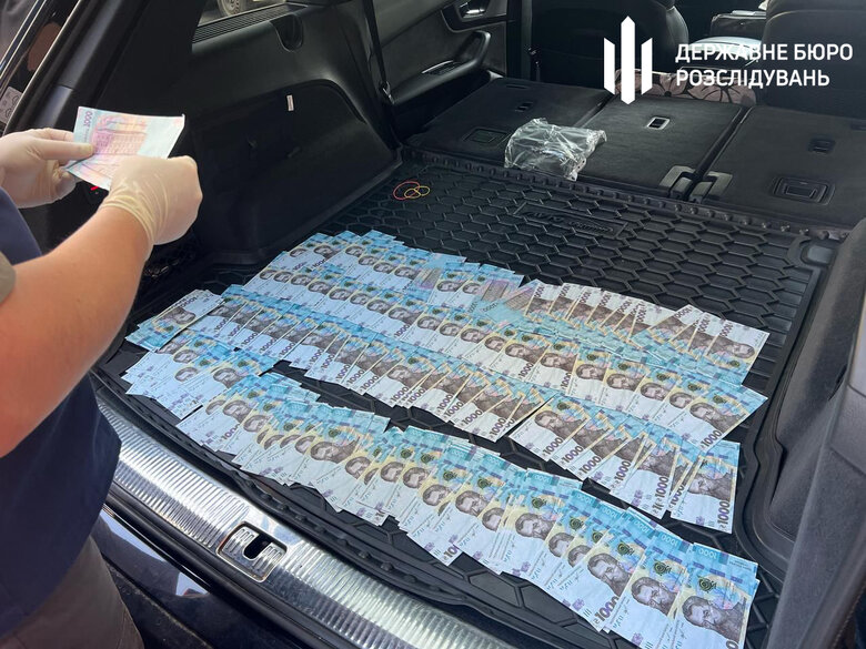 Чиновника податкової затримали на хабарі в Хмельницькій області
