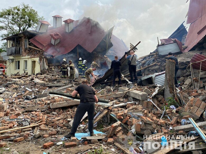 Последствия попадания российской ракеты в жилой дом в Золочеве Харьковской области 02 Последствия попадания российской ракеты в жилой дом в Золочеве Харьковской области 02
