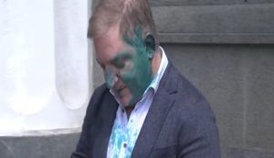"Ви зі ще дебільнішими запитаннями не могли підійти?" - облитий зеленкою нардеп ОПЗЖ Волошин розповів про плани на літній відпочинок. ВIДЕО