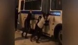 В Москве заглох автозак с арестованными участниками митингов. Они помогли полиции и подтолкнули его. ВИДЕО